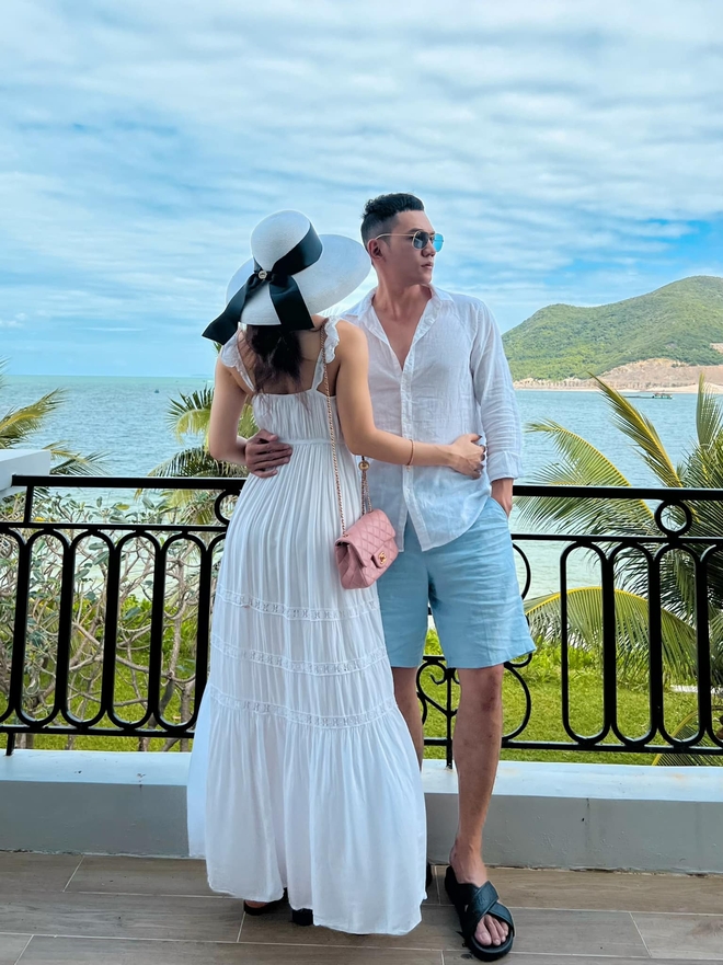 Phương Trinh Jolie diện v&aacute;y cưới hư hỏng, m&agrave;n h&ocirc;n h&iacute;t tr&ecirc;n du thuyền cực ngọt nhưng 1 chi tiết g&acirc;y lo lắng! - Ảnh 7.