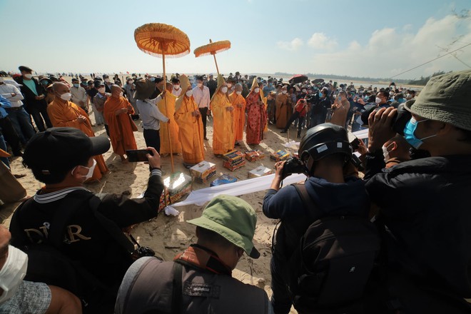 Nghẹn ngào lễ tưởng niệm, cầu siêu cho 17 nạn nhân vụ lật ca nô thảm khốc ở biển Cửa Đại - Ảnh 3.