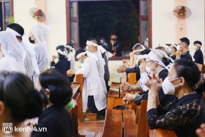 ẢNH: Hàng trăm người dân Sài Gòn quặn lòng tiễn đưa linh cữu 4 người phụ nữ đi hỏa táng sau vụ chìm cano tại Hội An - Ảnh 5.