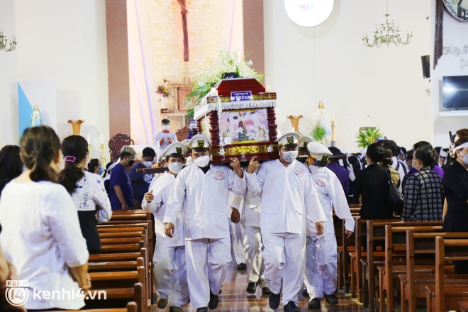 ẢNH: Hàng trăm người dân Sài Gòn quặn lòng tiễn đưa linh cữu 4 người phụ nữ đi hỏa táng sau vụ chìm cano tại Hội An - Ảnh 8.