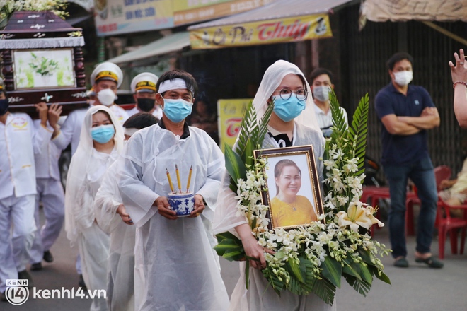 ẢNH: Hàng trăm người dân Sài Gòn quặn lòng tiễn đưa linh cữu 4 người phụ nữ đi hỏa táng sau vụ chìm cano tại Hội An - Ảnh 10.