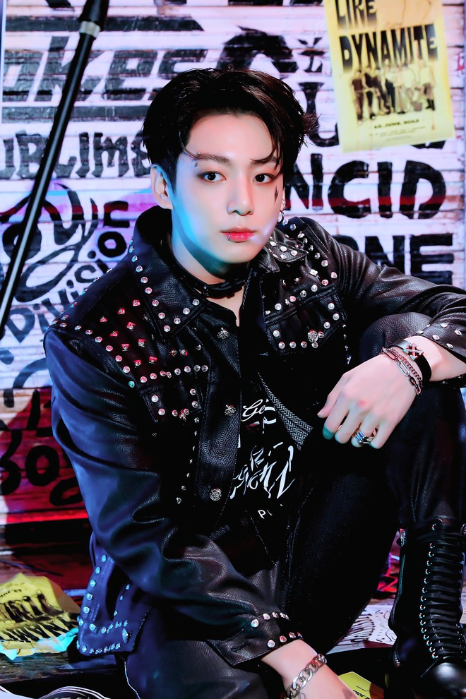 Jungkook (BTS) ch&iacute;nh thức tốt nghiệp Đại học với th&agrave;nh t&iacute;ch xuất sắc, c&ograve;n nhận cả bằng khen của Tổng thống! - Ảnh 2.