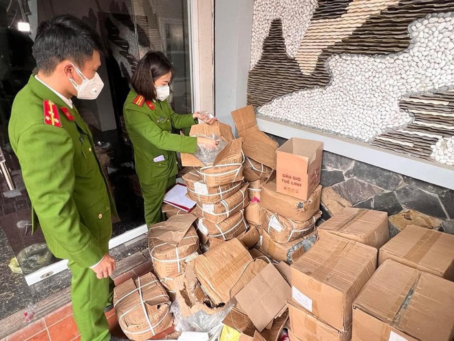 Bắt quả tang nh&oacute;m l&agrave;m giả h&agrave;ng ngh&igrave;n chai dầu gi&oacute;, xịt khuẩn giả thương hiệu nổi tiếng - Ảnh 1.