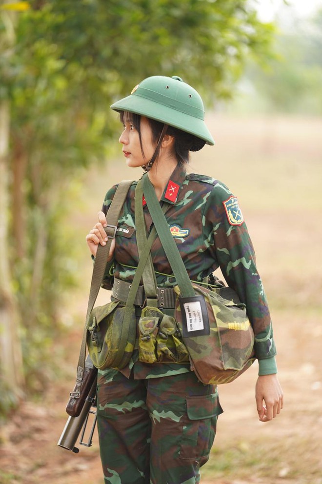 Sao Nhập Ngũ bất ngờ tung h&igrave;nh ảnh một nữ qu&acirc;n nh&acirc;n xinh đẹp, d&acirc;n mạng đổ x&ocirc; xin in tư! - Ảnh 1.