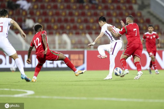 Ng&atilde; s&oacute;ng so&agrave;i trận cuối, đội tuyển Trung Quốc c&uacute;i mặt trước thầy tr&ograve; HLV Park Hang-seo - Ảnh 3.