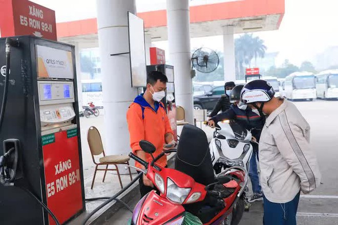 Giảm thuế m&ocirc;i trường, gi&aacute; xăng giảm 2.200 đồng/l&iacute;t - Ảnh 1.