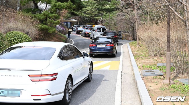 Choáng váng dàn siêu xe đổ bộ đám cưới Hyun Bin - Son Ye Jin: Maybach, Roll Royce, Ferrari đến Lamborghini, G63 nối đuôi! - Ảnh 3.