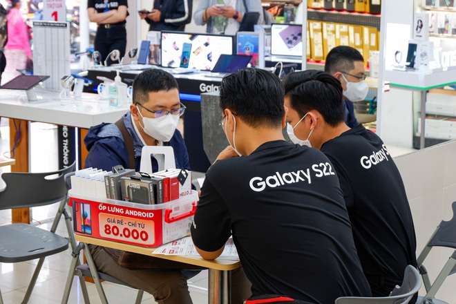 Không khí tấp nập ngày mở bán chính thức siêu phẩm Galaxy S22 Series tại Việt Nam - Ảnh 5.