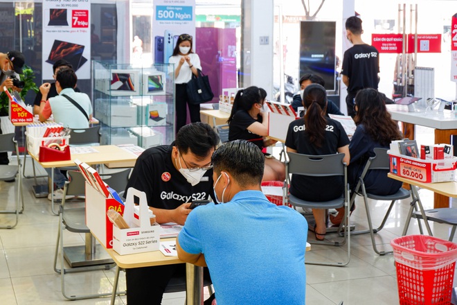 Không khí tấp nập ngày mở bán chính thức siêu phẩm Galaxy S22 Series tại Việt Nam - Ảnh 4.