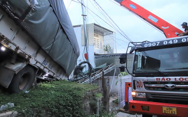 Xe tải lao v&agrave;o ng&ocirc;i nh&agrave; c&oacute; 4 người b&ecirc;n trong, t&agrave;i xế h&eacute;t lớn để người ở đ&aacute;m cưới kịp chạy - Ảnh 1.