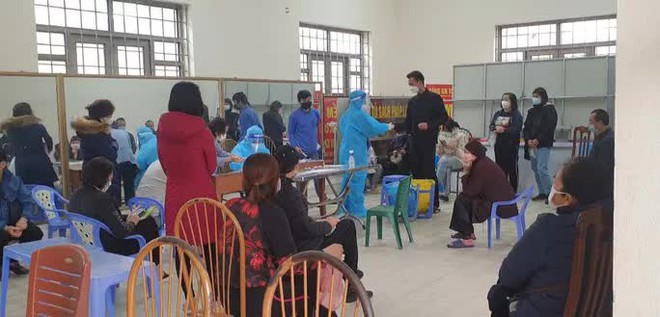 Người d&acirc;n mắc Covid-19 vật v&atilde; xếp lốt xin c&ocirc;ng nhận l&agrave; F0 - Ảnh 2.