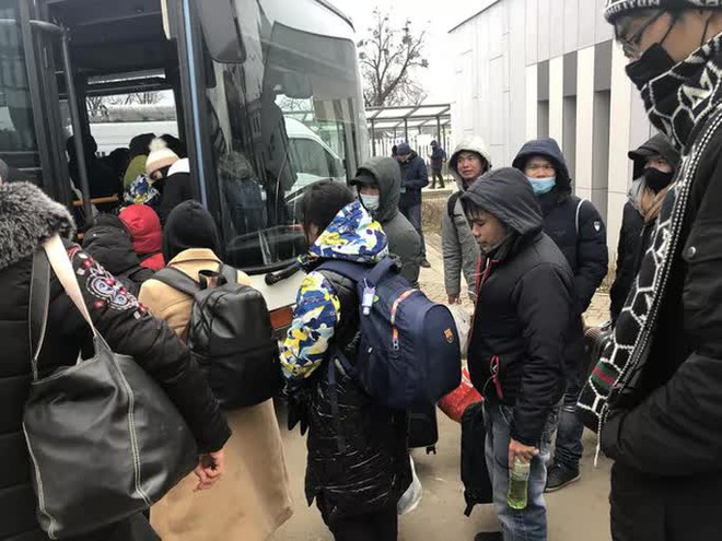 Hơn 2.000 người Việt đ&atilde; sơ t&aacute;n khỏi Ukraine, 553 người đầu ti&ecirc;n hồi hương - Ảnh 1.