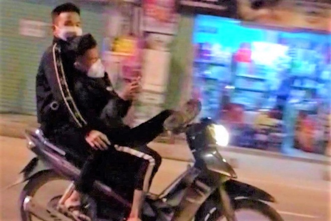 H&uacute; hồn cảnh 2 qu&aacute;i xế l&aacute;i xe m&aacute;y bằng 1 ch&acirc;n, tay bấm điện thoại - Ảnh 2.