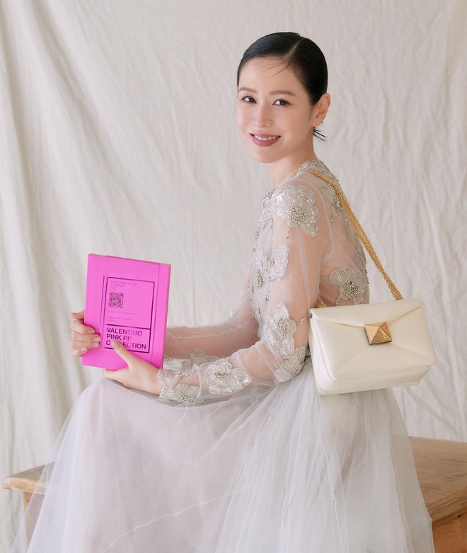 Gần triệu người ph&aacute;t sốt v&igrave; ảnh Son Ye Jin diện v&aacute;y cưới? - Ảnh 2.