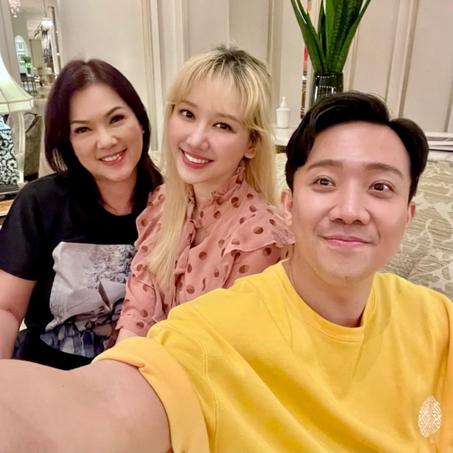 Vợ chồng Trấn Th&agrave;nh xuất hiện b&ecirc;n vợ cố NS Ch&iacute; T&agrave;i, x&uacute;c động với lời nhắn gửi đến đ&agrave;n anh  - Ảnh 3.