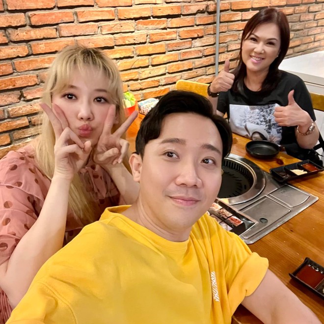 Vợ chồng Trấn Th&agrave;nh xuất hiện b&ecirc;n vợ cố NS Ch&iacute; T&agrave;i, x&uacute;c động với lời nhắn gửi đến đ&agrave;n anh  - Ảnh 5.