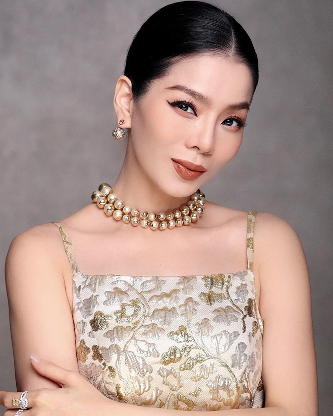 Lệ Quy&ecirc;n tung clip đọ catwalk với d&agrave;n ch&acirc;n d&agrave;i đ&igrave;nh đ&aacute;m, c&oacute; đủ sức chặt ch&eacute;m khi l&agrave;m gi&aacute;m khảo Miss World? - Ảnh 8.