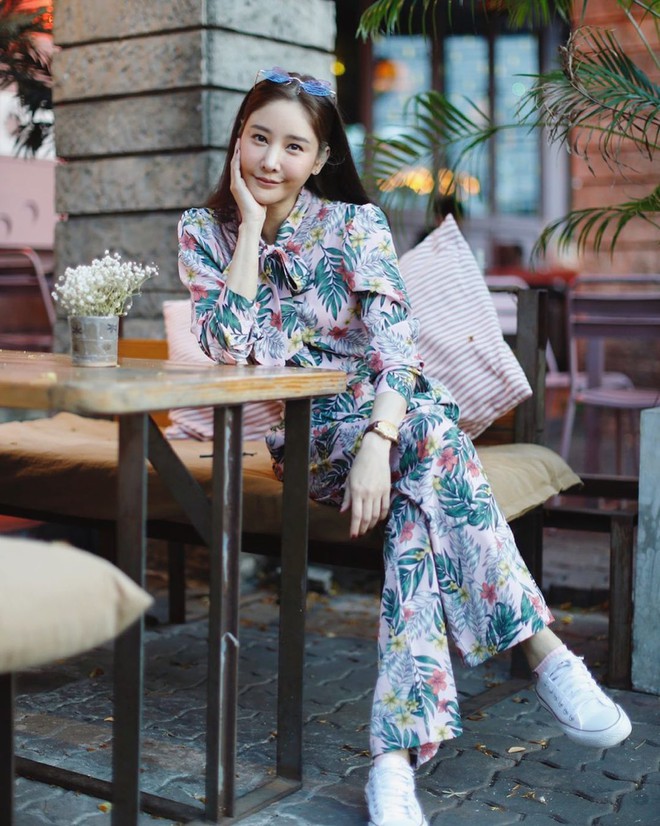 Quản l&yacute; nữ diễn vi&ecirc;n Chiếc L&aacute; Bay lộ diện tại cơ quan điều tra, g&acirc;y ch&uacute; &yacute; v&igrave; biểu cảm sau 7 tiếng r&ograve;ng r&atilde; cung cấp lời khai - Ảnh 4.