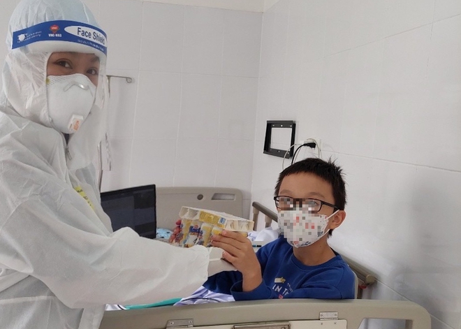 Thấy con c&oacute; 1 trong 4 dấu hiệu sau cha mẹ cần đưa đi kh&aacute;m ngay d&ugrave; c&oacute; mắc COVID-19 hay kh&ocirc;ng - Ảnh 2.
