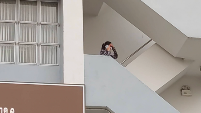 Quản l&yacute; nữ diễn vi&ecirc;n Chiếc L&aacute; Bay lộ diện tại cơ quan điều tra, g&acirc;y ch&uacute; &yacute; v&igrave; biểu cảm sau 7 tiếng r&ograve;ng r&atilde; cung cấp lời khai - Ảnh 2.