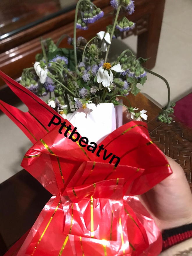 Người mẹ nhận được b&oacute; hoa dại h&eacute;o &uacute;a ng&agrave;y 8/3, c&acirc;u chuyện ph&iacute;a sau khiến ai cũng kh&oacute;c - Ảnh 1.