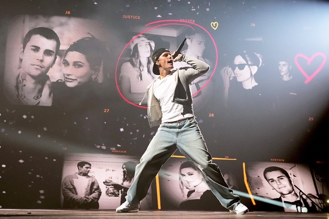 Đi concert mà đến nhầm SVĐ cẩu lương: Justin Bieber phủ đầy sân khấu khoe ảnh tình tứ với vợ, ai hạnh phúc bằng Hailey đây? - Ảnh 1.