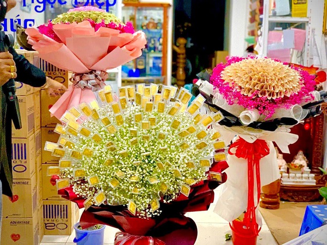 Vụ bó hoa 100 cây vàng gây “sốt” dịp lễ 8/3: Tranh cãi kỳ lạ liên quan đến chủ shop hoa - Ảnh 1.