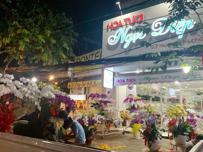 Vụ bó hoa 100 cây vàng gây “sốt” dịp lễ 8/3: Tranh cãi kỳ lạ liên quan đến chủ shop hoa - Ảnh 2.
