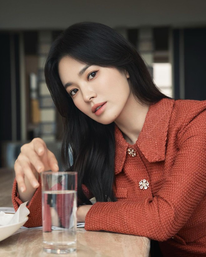 Song Hye Kyo và tập thể người yêu cũ của Hyun Bin có động thái gì vào ngày siêu đám cưới của Son Ye Jin diễn ra? - Ảnh 3.