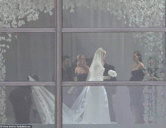 Lộ diện váy cưới đầu tiên của con dâu tỷ phú nhà Beckham: Một tuyệt phẩm tượng trưng cho sự e ấp từ Valentino! - Ảnh 2.