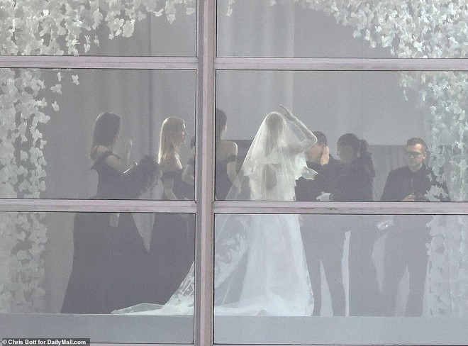 Lộ diện váy cưới đầu tiên của con dâu tỷ phú nhà Beckham: Một tuyệt phẩm tượng trưng cho sự e ấp từ Valentino! - Ảnh 3.