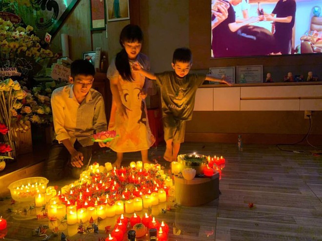 Sinh nhật đặc biệt của cố ca sĩ Phi Nhung: C&aacute;c con nu&ocirc;i thắp nến tưởng niệm, khung cảnh g&acirc;y x&oacute;t xa! - Ảnh 2.