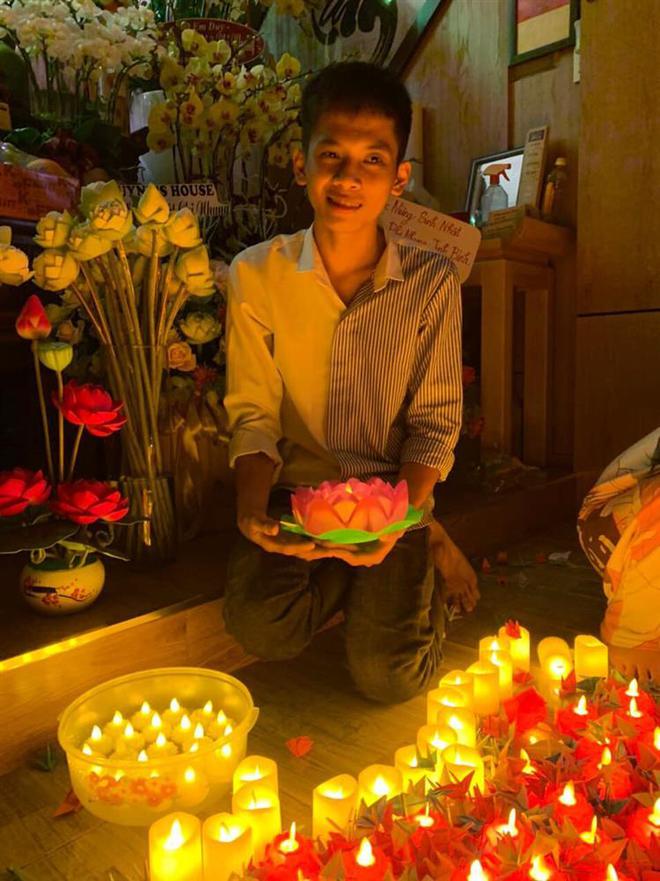 Sinh nhật đặc biệt của cố ca sĩ Phi Nhung: C&aacute;c con nu&ocirc;i thắp nến tưởng niệm, khung cảnh g&acirc;y x&oacute;t xa! - Ảnh 3.
