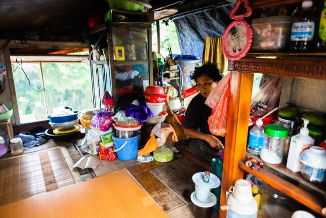 Đôi vợ chồng già sống giữa khúc sông chết, rác bao quanh, 4 con trai lần lượt rời xa - Ảnh 8.