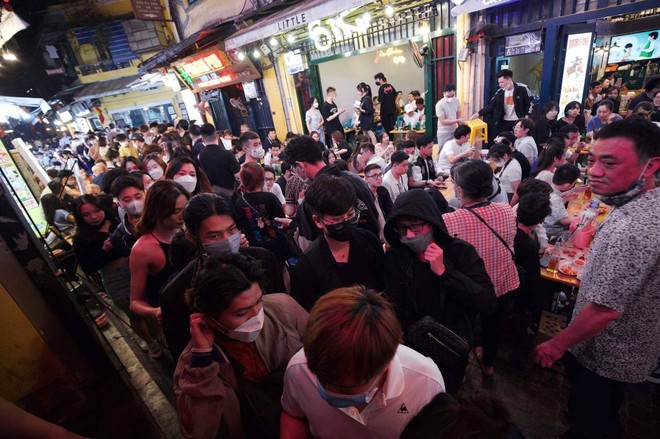 Binz khiến cả con phố Tạ Hiện đông chật kín người trong đêm nhạc trở lại, làm 1 hành động khiến fan tan chảy - Ảnh 2.