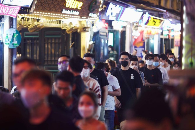 Binz khiến cả con phố Tạ Hiện đông chật kín người trong đêm nhạc trở lại, làm 1 hành động khiến fan tan chảy - Ảnh 4.