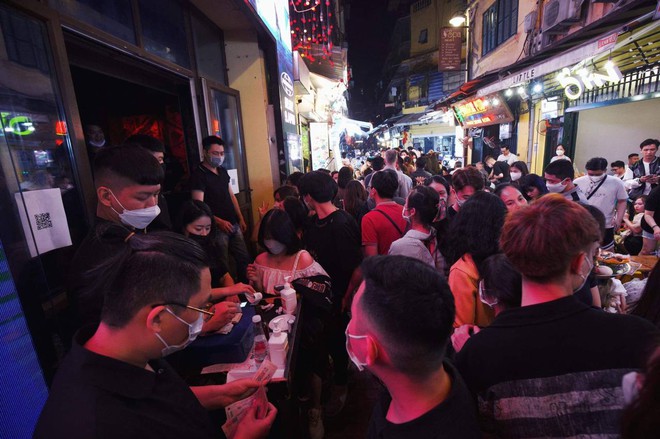 Binz khiến cả con phố Tạ Hiện đông chật kín người trong đêm nhạc trở lại, làm 1 hành động khiến fan tan chảy - Ảnh 6.