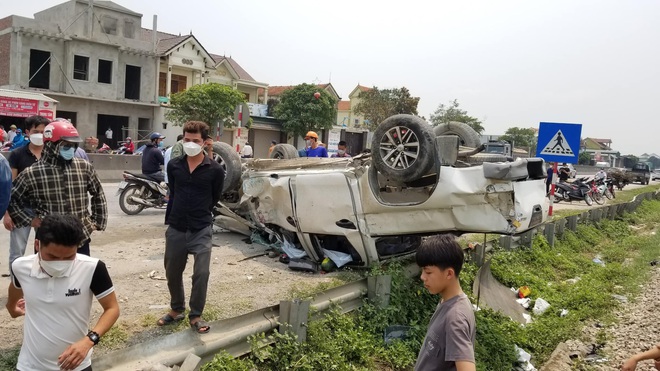 Người d&acirc;n cạy cửa đưa t&agrave;i xế xe tải đi cấp cứu sau khi bị t&agrave;u SE7 đ&acirc;m văng - Ảnh 1.