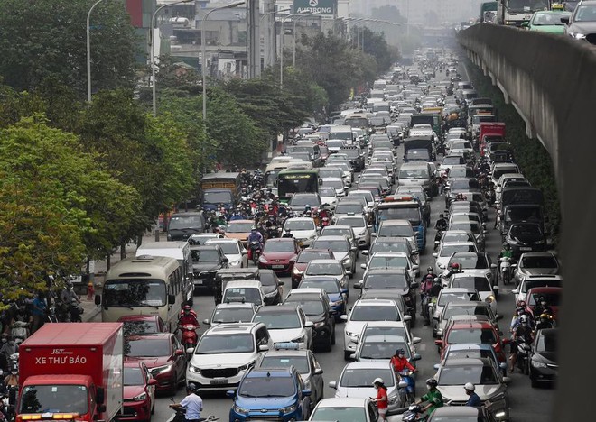 Người d&acirc;n lỉnh kỉnh đồ đạc trở lại H&agrave; Nội v&agrave; S&agrave;i G&ograve;n sau kỳ nghỉ lễ, nhiều tuyến đường &ugrave;n tắc nghi&ecirc;m trọng - Ảnh 2.