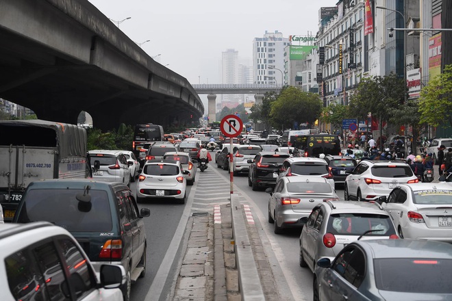 Người d&acirc;n lỉnh kỉnh đồ đạc trở lại H&agrave; Nội v&agrave; S&agrave;i G&ograve;n sau kỳ nghỉ lễ, nhiều tuyến đường &ugrave;n tắc nghi&ecirc;m trọng - Ảnh 16.