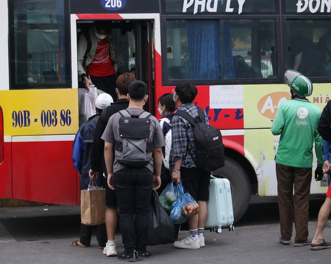 Người d&acirc;n lỉnh kỉnh đồ đạc trở lại H&agrave; Nội v&agrave; S&agrave;i G&ograve;n sau kỳ nghỉ lễ, nhiều tuyến đường &ugrave;n tắc nghi&ecirc;m trọng - Ảnh 22.