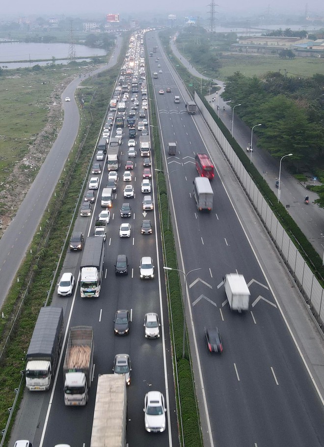 Người dân lỉnh kỉnh đồ đạc trở lại Hà Nội và Sài Gòn sau kỳ nghỉ lễ, nhiều tuyến đường ùn tắc nghiêm trọng - Ảnh 23.