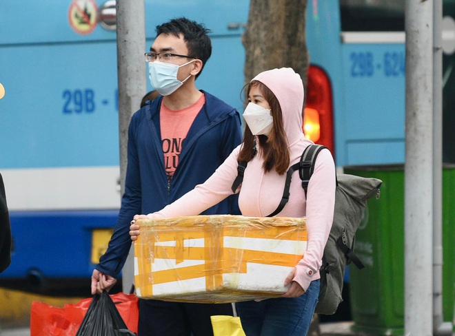 Người d&acirc;n lỉnh kỉnh đồ đạc trở lại H&agrave; Nội v&agrave; S&agrave;i G&ograve;n sau kỳ nghỉ lễ, nhiều tuyến đường &ugrave;n tắc nghi&ecirc;m trọng - Ảnh 28.