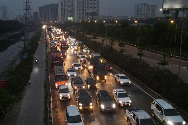 Người d&acirc;n lỉnh kỉnh đồ đạc trở lại H&agrave; Nội v&agrave; S&agrave;i G&ograve;n sau kỳ nghỉ lễ, nhiều tuyến đường &ugrave;n tắc nghi&ecirc;m trọng - Ảnh 30.