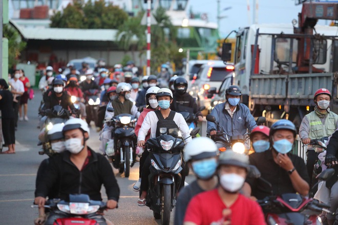 Người d&acirc;n lỉnh kỉnh đồ đạc trở lại H&agrave; Nội v&agrave; S&agrave;i G&ograve;n sau kỳ nghỉ lễ, nhiều tuyến đường &ugrave;n tắc nghi&ecirc;m trọng - Ảnh 32.