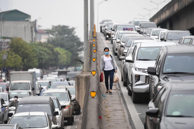 Người d&acirc;n lỉnh kỉnh đồ đạc trở lại H&agrave; Nội v&agrave; S&agrave;i G&ograve;n sau kỳ nghỉ lễ, nhiều tuyến đường &ugrave;n tắc nghi&ecirc;m trọng - Ảnh 4.