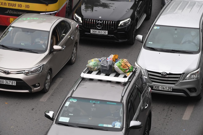 Người d&acirc;n lỉnh kỉnh đồ đạc trở lại H&agrave; Nội v&agrave; S&agrave;i G&ograve;n sau kỳ nghỉ lễ, nhiều tuyến đường &ugrave;n tắc nghi&ecirc;m trọng - Ảnh 10.