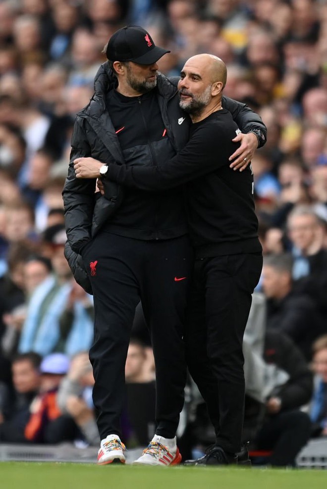 Khoảnh khắc g&acirc;y th&iacute;ch th&uacute;: Pep Guardiola đập tay đầy phấn kh&iacute;ch với Jurgen Klopp - Ảnh 1.