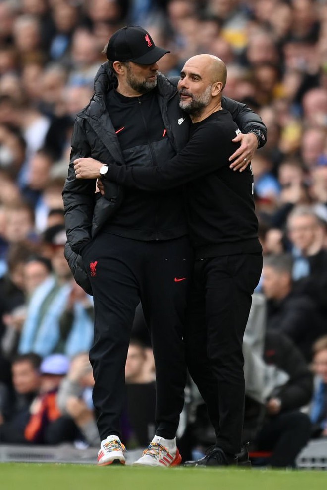 Khoảnh khắc gây thích thú: Pep Guardiola đập tay đầy phấn khích với Jurgen Klopp - Ảnh 1.