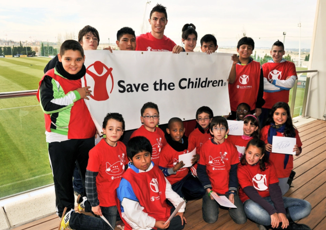 Ronaldo bị tước danh hiệu v&igrave; vụ đập vỡ điện thoại của fan nh&iacute; - Ảnh 1.